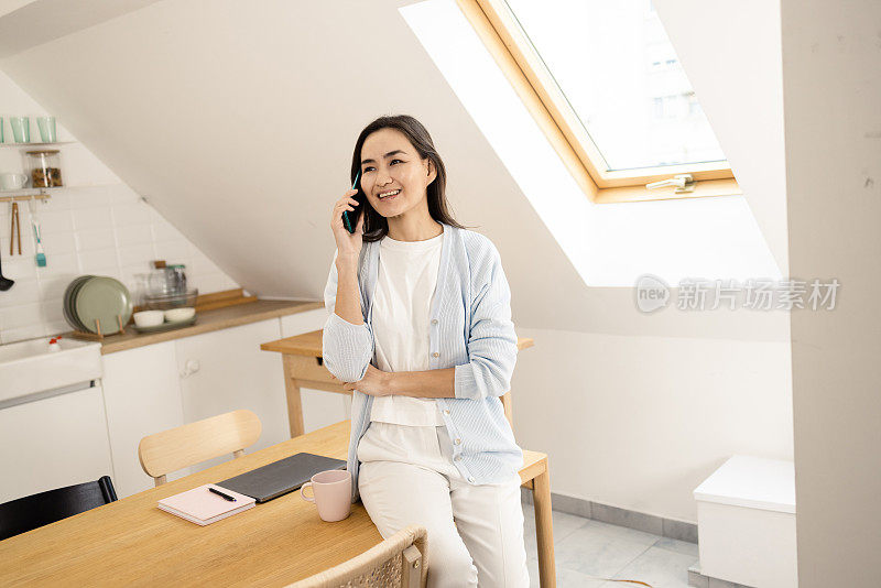 一个快乐的女人在电话里聊天的画像