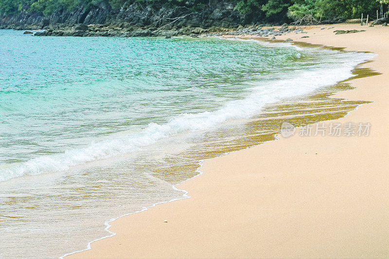 抽象的沙滩从上面与浅蓝色透明的海浪，暑假的背景，自然美景水疗户外。