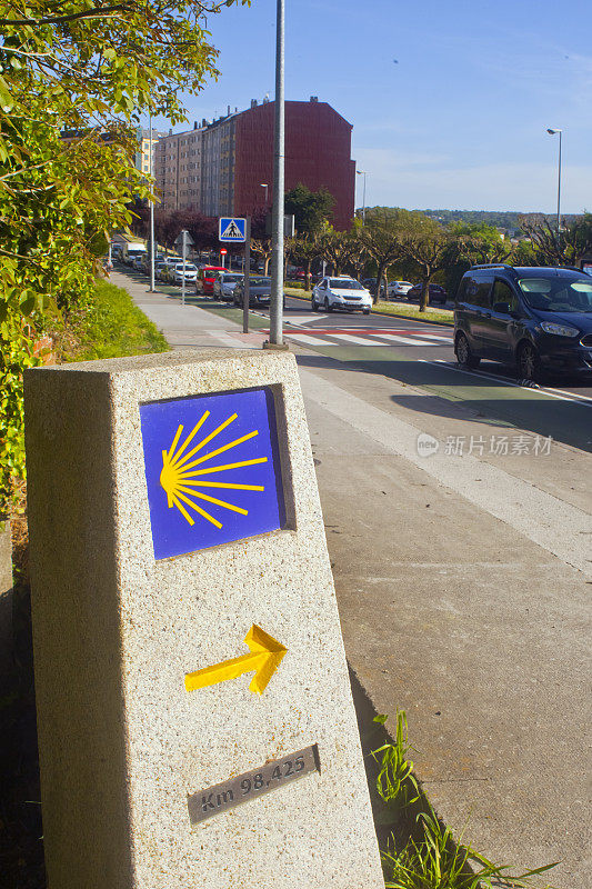 圣地亚哥之路在卢戈市穿过城市道路，黄色箭头和朝圣者扇贝。