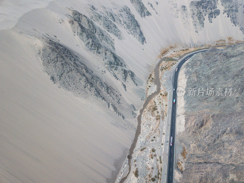 阿克苏地区喀喇昆仑山脉和沙漠边缘的公路视图
