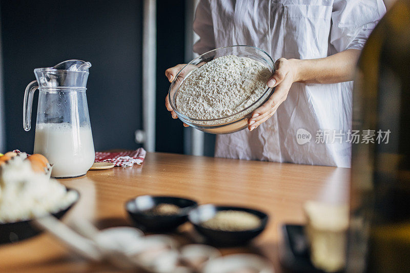 一位妇女准备揉面