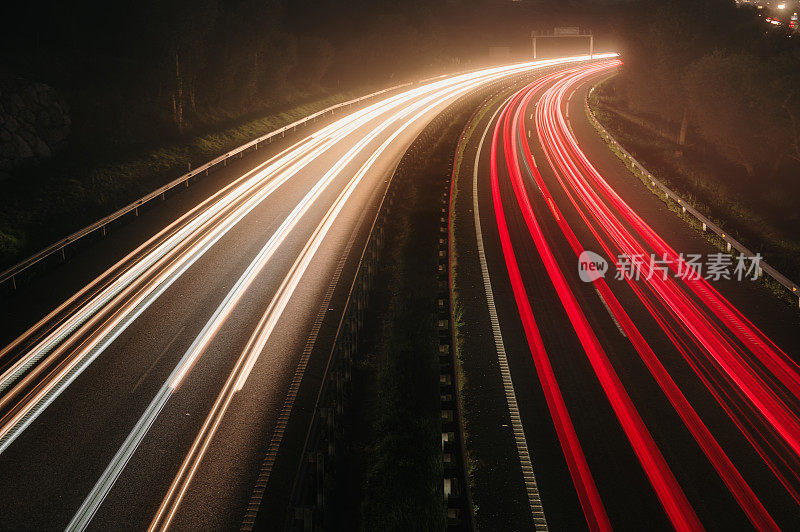 夜晚的高速公路上有灯光