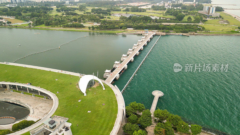 新加坡，滨海堤坝:在一个阴天的下午鸟瞰城市景观和海岸线