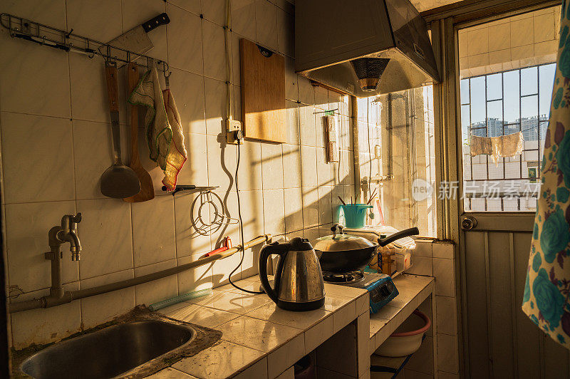 摄影师家中半开着的生锈厨房的侧视图(照片根据他自己的遗嘱提交)