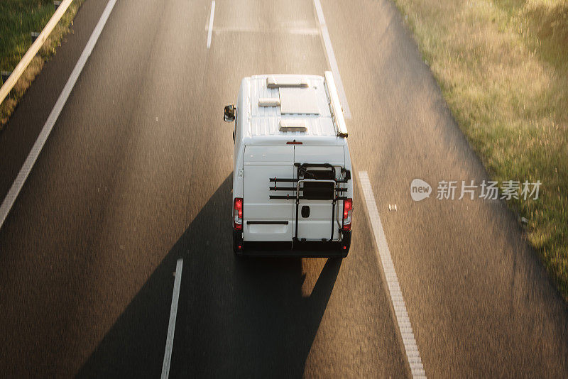 高速公路上的露营车