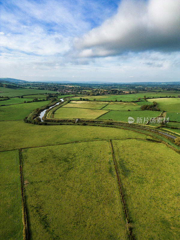 在英格兰东南部的安伯利村，无人机俯瞰阿伦河