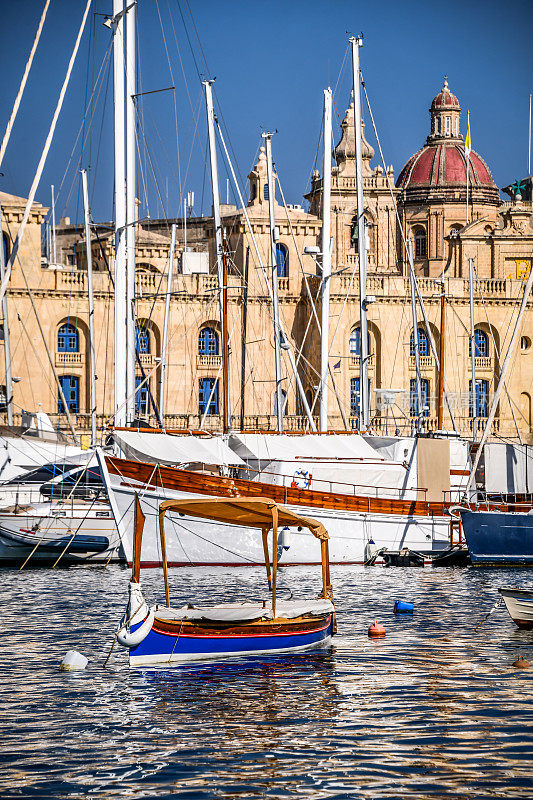 美丽的船只停泊在1号码头在Birgu，马耳他