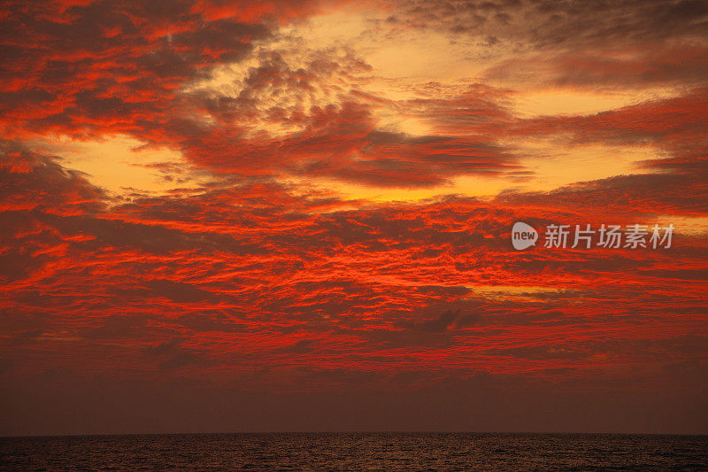 迷人的戏剧性的红色日落与多云的天空