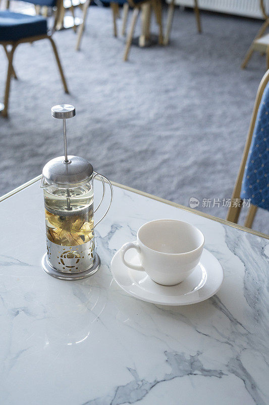 现代餐厅餐桌上的花草茶