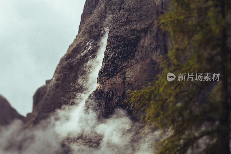 白云石山脉的山景