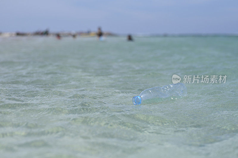 瓶子垃圾漂浮在海里