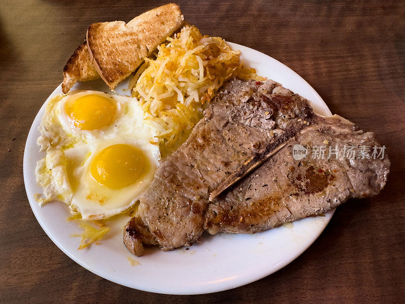 美式早餐:t骨牛排加鸡蛋