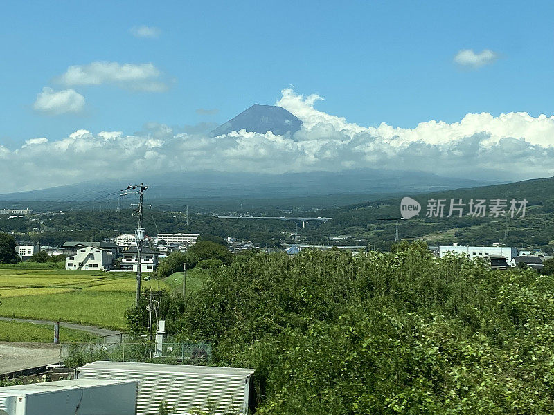 日本——新干线上的富士山