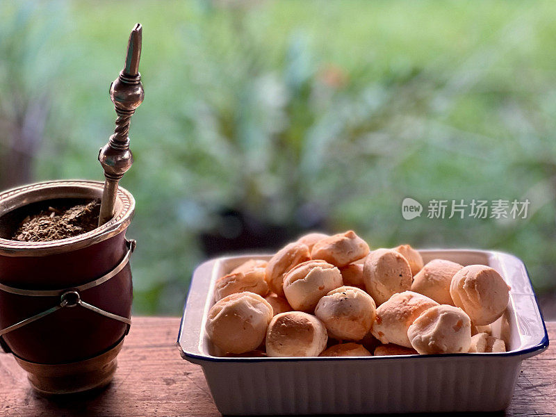 马黛茶和薯片，典型的阿根廷食物和饮料