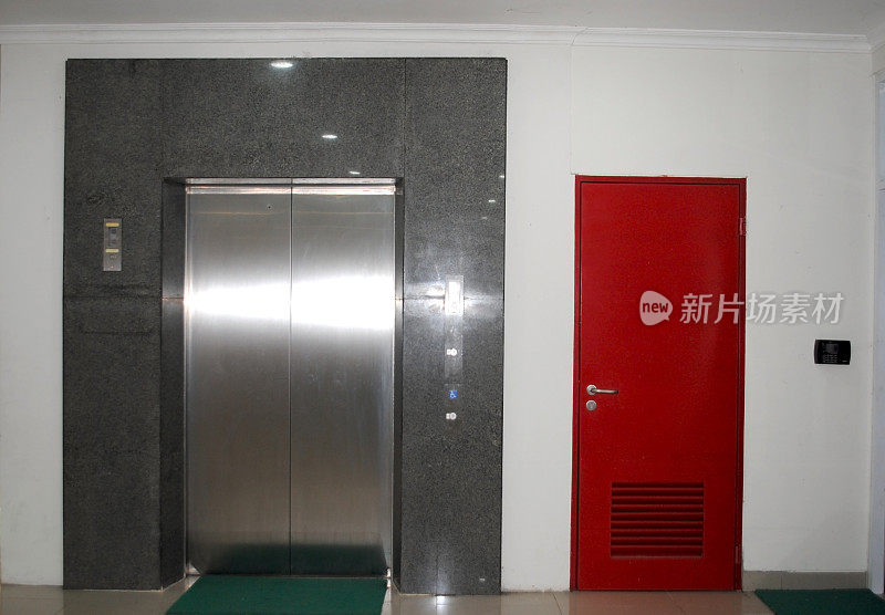 电梯门和消防站。