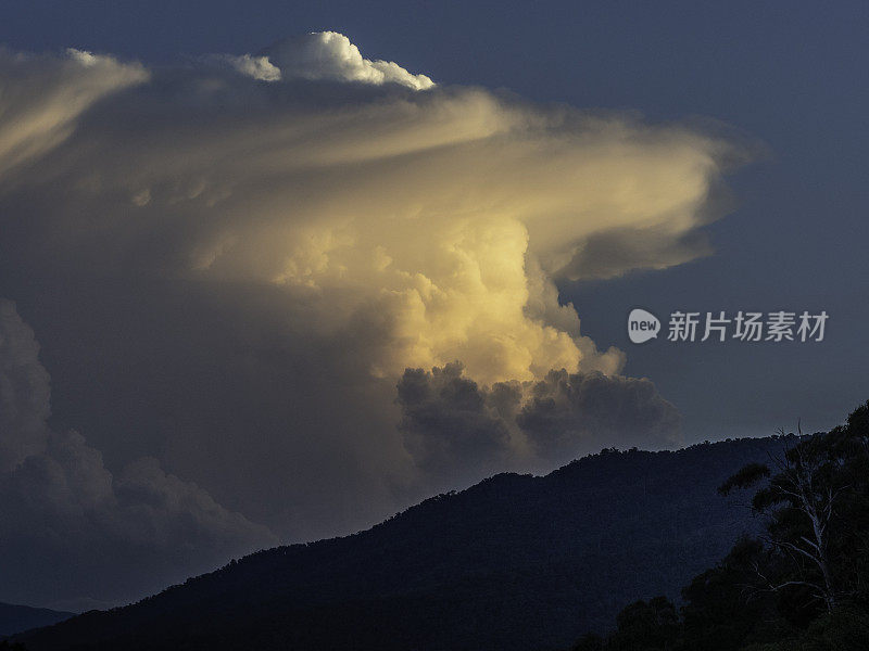 风暴云和山