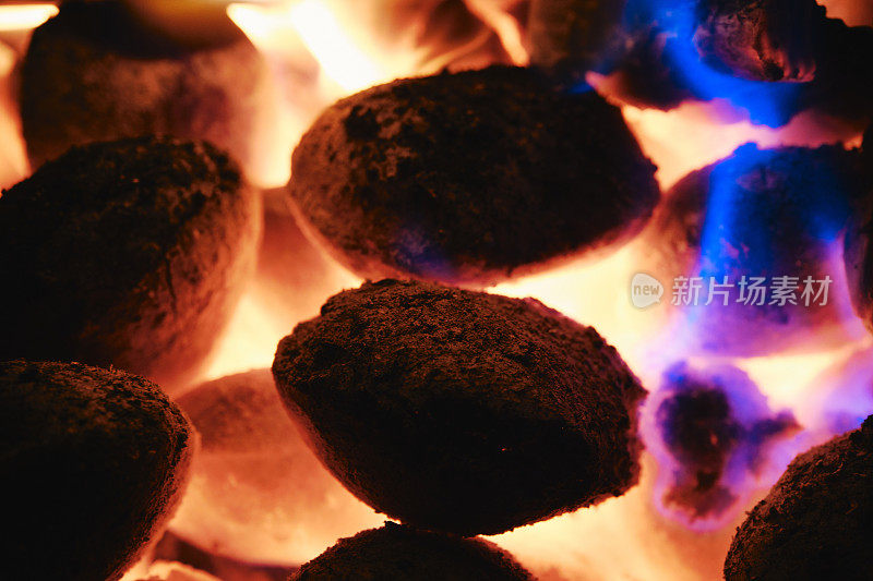 家庭壁炉里燃烧着的无烟煤的近照。