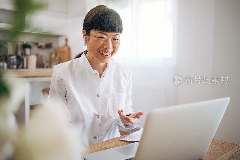 穿制服的日本女医生正在视频通话。