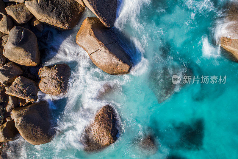 鸟瞰图的海岸景色与水的海洋蓝色海浪轻轻冲刷岩石