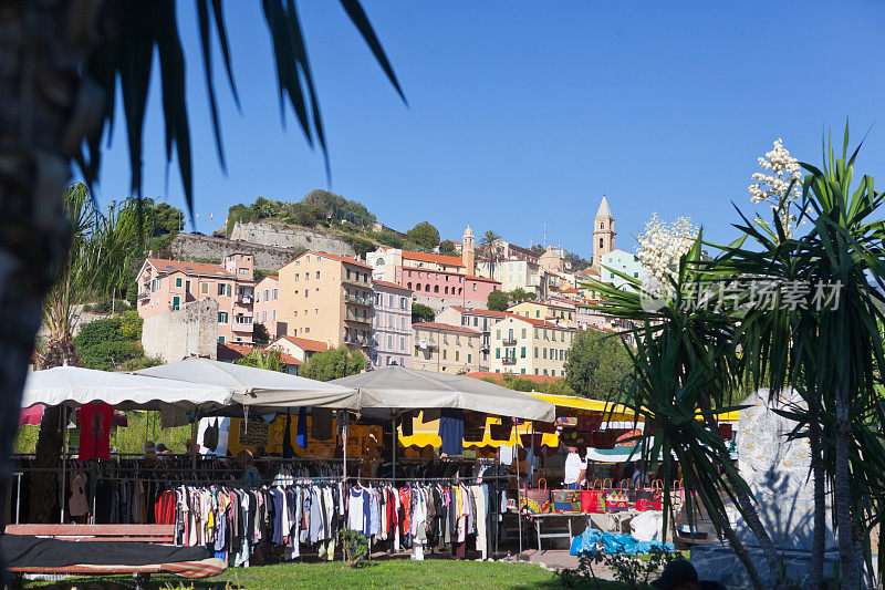 著名的星期五街市场在度假小镇，文蒂米利亚在意大利和法国边境