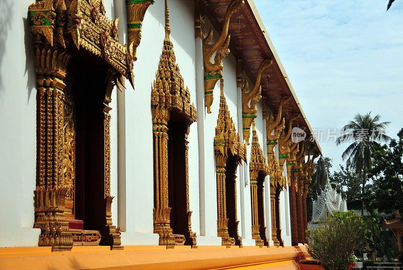 金蓬寺——老挝万象，教堂大厅的华丽门框