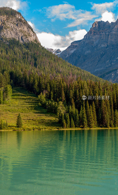 加拿大落基山脉的翡翠湖