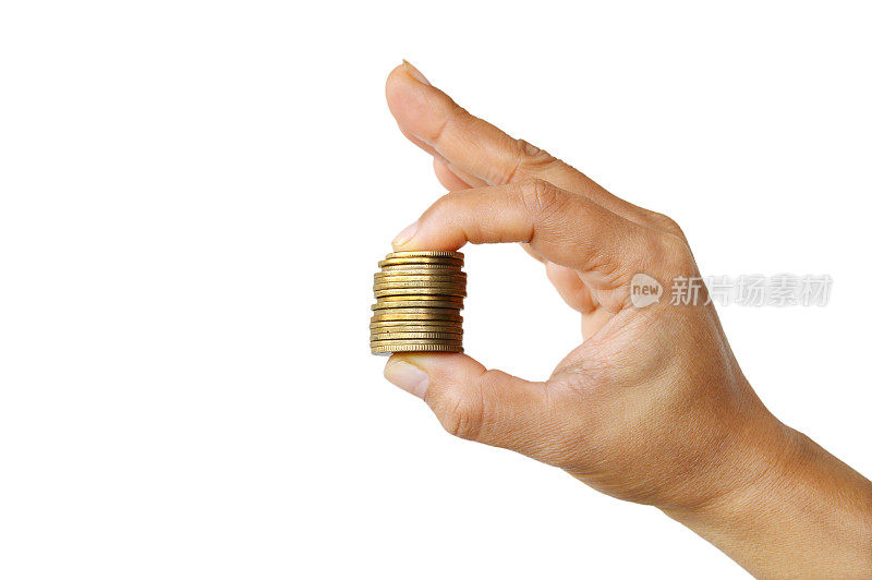 剪出一只手拿着并显示或显示一堆或一堆许多几个黄金货币硬币，在拇指和食指之间的黄金颜色的钱，隔离在白色的水平透明背景与复制空间