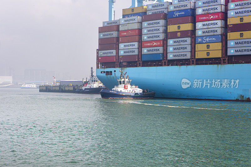 鹿特丹Maasvlakte的集装箱船和大型龙门起重机