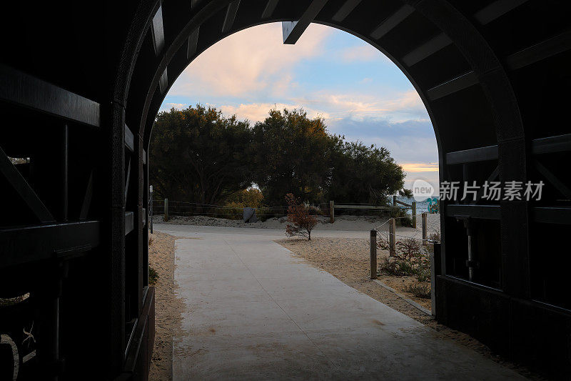 弗里曼特尔历史悠久的捕鲸隧道入口，形成了天空中日落颜色的框架。珀斯，西澳大利亚。