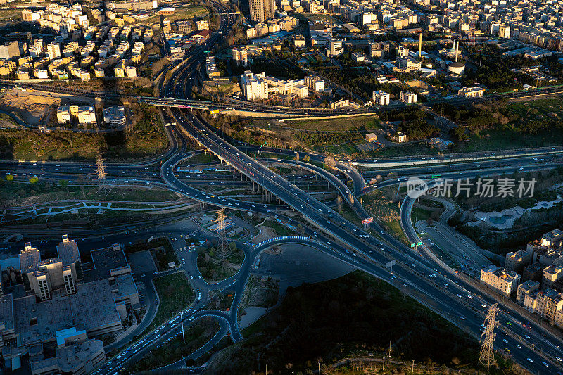 在德黑兰高速公路十字路口行驶的汽车