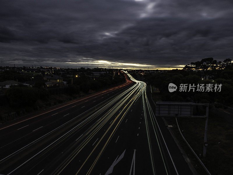 黄昏时高速公路上交通拥挤