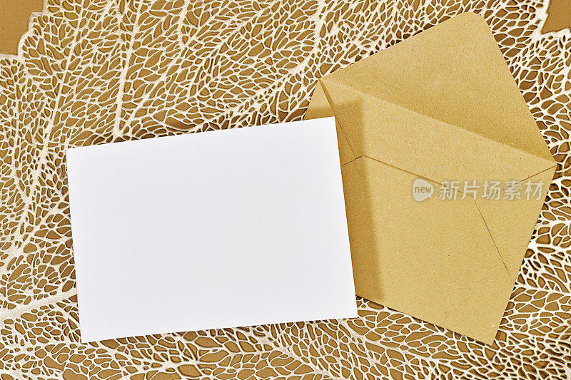 空白贺卡，传单或邀请卡模型和棕色信封与叶子植物，情人节或妇女节的心在棕色的背景