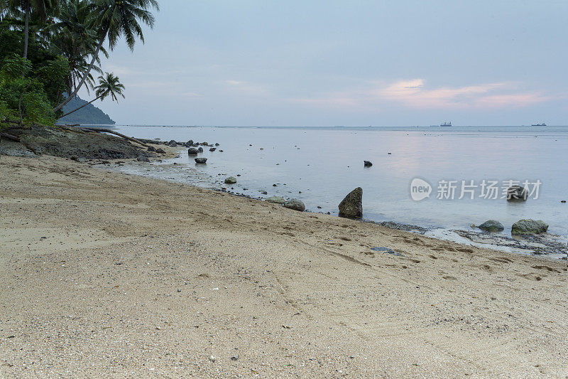 巴东尼瓦纳海滩黄昏全景