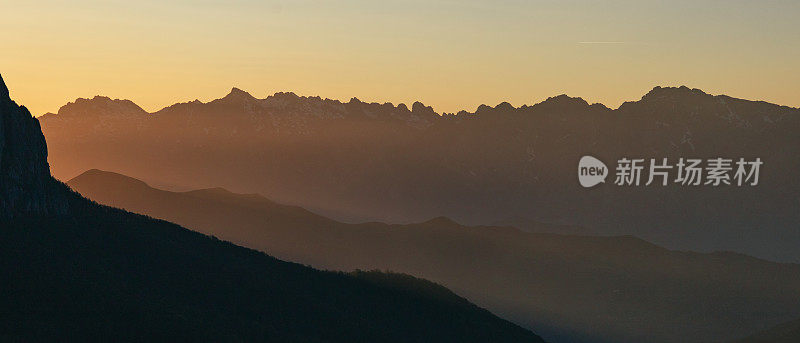 日落时山脉的极简剪影。拷贝空间的背景。