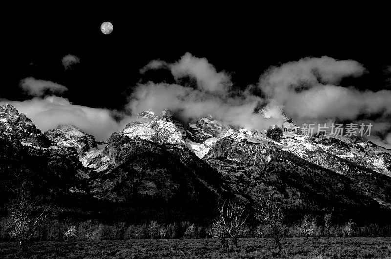 美国怀俄明州大提顿国家公园的提顿山脉上壮观的月出