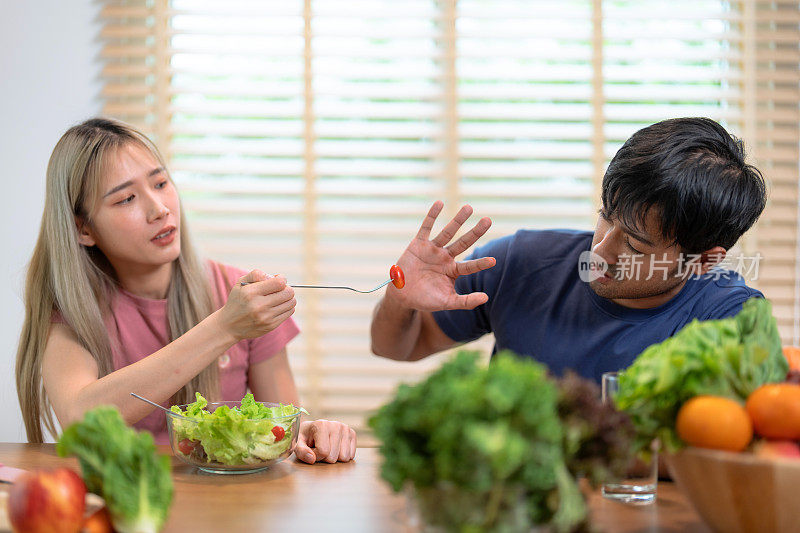 年轻女子邀请男友一起吃早餐，丈夫拒绝妻子的食物，亚洲男人不喜欢吃蔬菜。