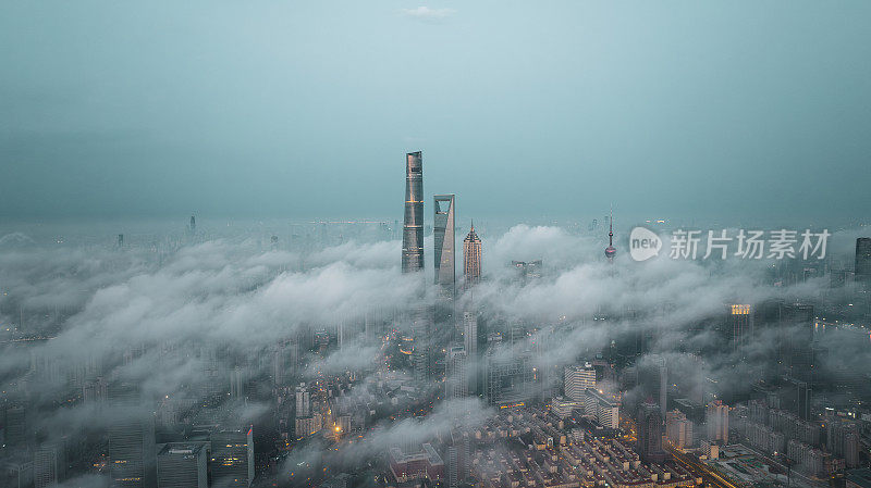 浓雾中的上海天际