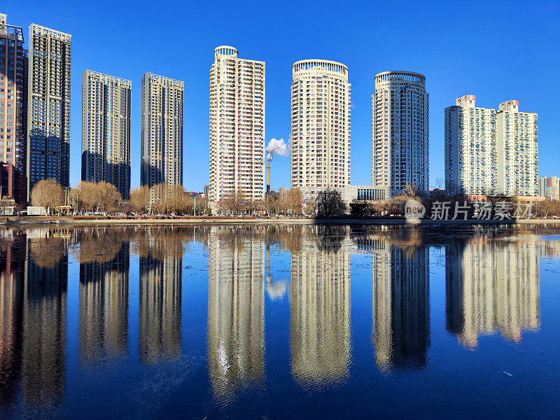 反映在庆年湖上的住宅楼，辽宁沈阳