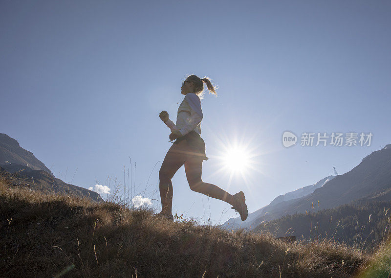 日出时分，少妇跑上山坡