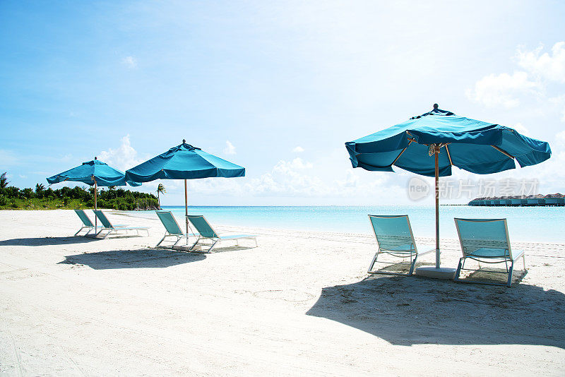 配有躺椅和雨伞的热带天堂海滩