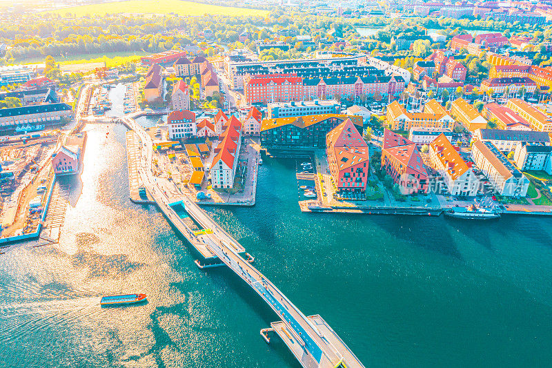 美丽的鸟瞰图哥本哈根的天际线，尼哈芬历史悠久的码头港口和运河，色彩建筑和船只在哥本哈根老城，丹麦