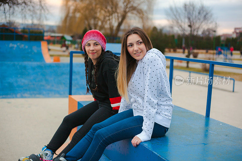 滑板公园里的女孩