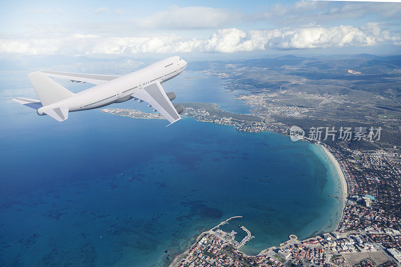 飞机在沿海城市上空飞行