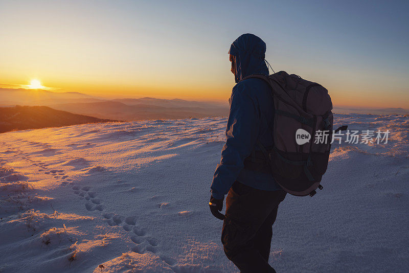 在山上欣赏日落