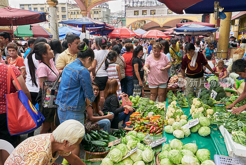 亚洲马尼拉，奎阿波，拥挤的每周食品市场
