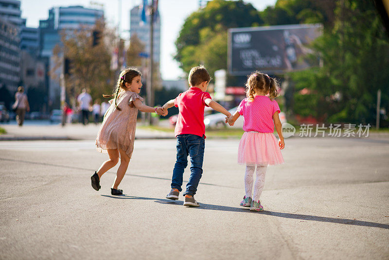 快乐的孩子们在城市的街道上奔跑玩耍