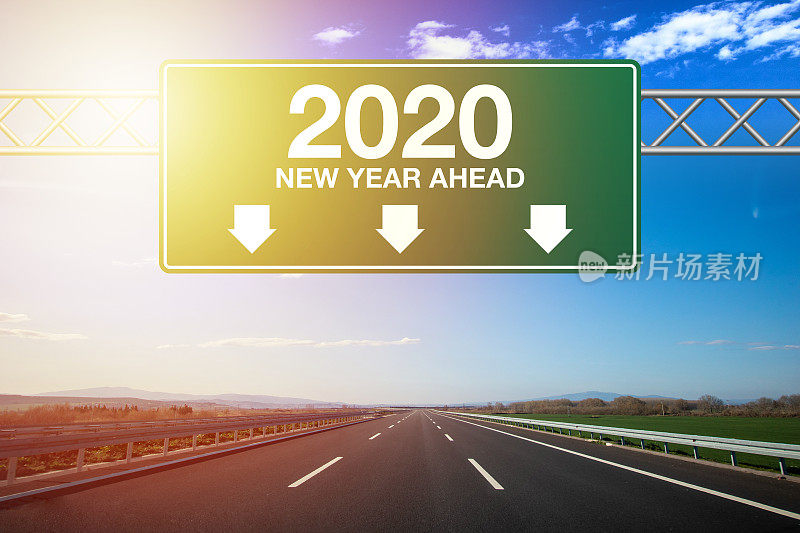 2020公路标志上的高速公路。晴朗多云的蓝天。