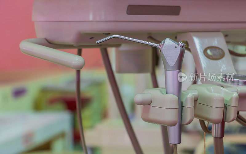 不同的牙科器械和工具。专门治疗牙类口腔疾病
