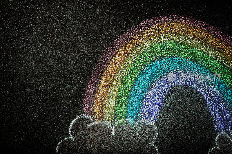 彩虹和云粉笔画在沥青上