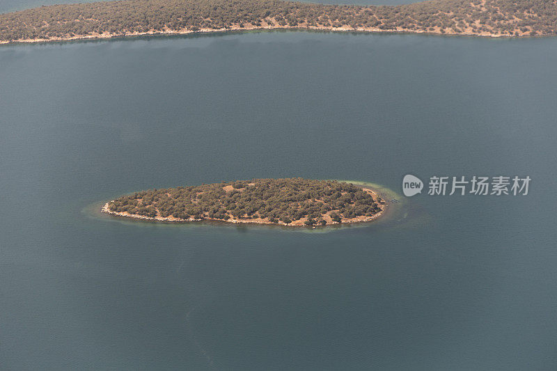 土耳其博德鲁姆附近的爱琴海戈科娃湾海岸的一个空岛